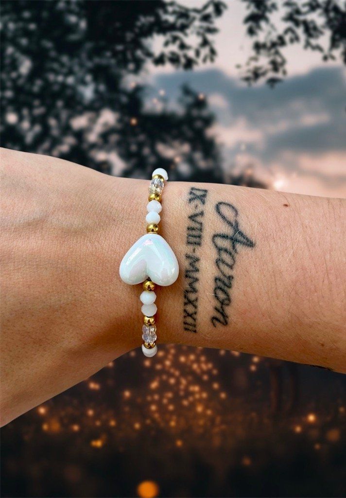 bracelet_coeur_blanc_avec_perles_en_verre.jpg