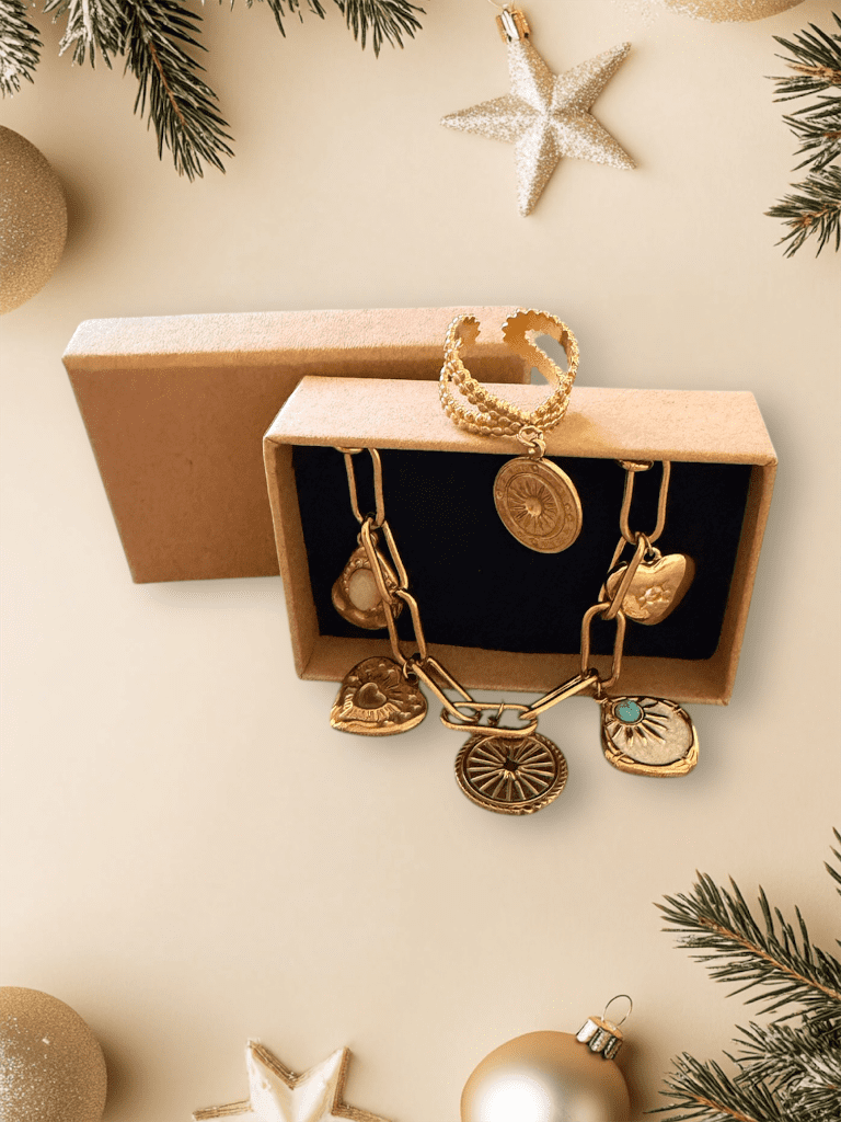 coffret_de_noel_avec_collier_charms_solaires_et_bague_medaillon_solaire.png