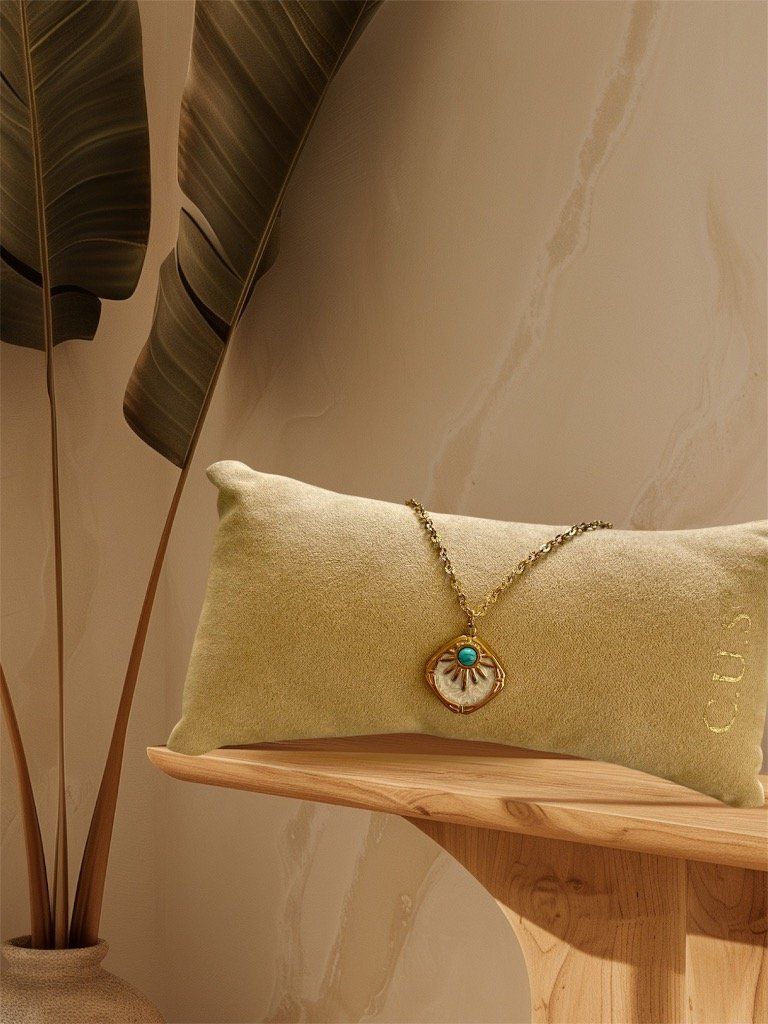 collier_pendenitf_carre_solaire_turquoise_en_acier_inxoydable_dore.jpg
